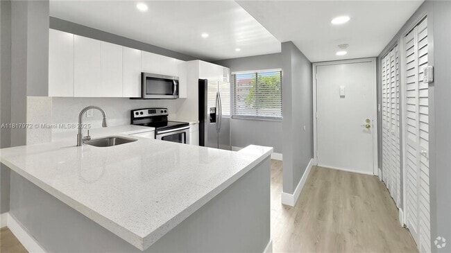 Building Photo - 3571 Inverrary Dr Unit 203 Rental