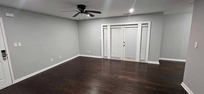 Área de la sala de estar - 1445 Monroe Dr NE Unidad A8