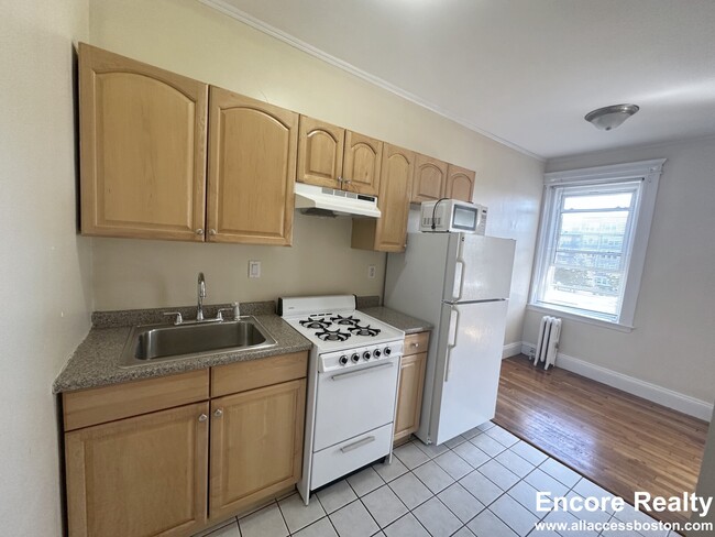 Building Photo - 1637 Commonwealth Ave Unit 7 Rental