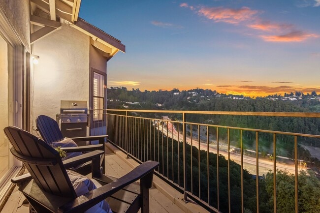 Building Photo - Spacious 4-Story Townhouse with Panoramic ...