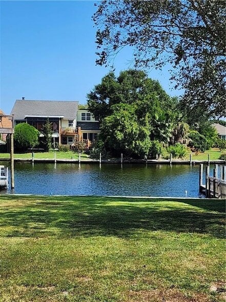 Photo - 870 Marina Dr