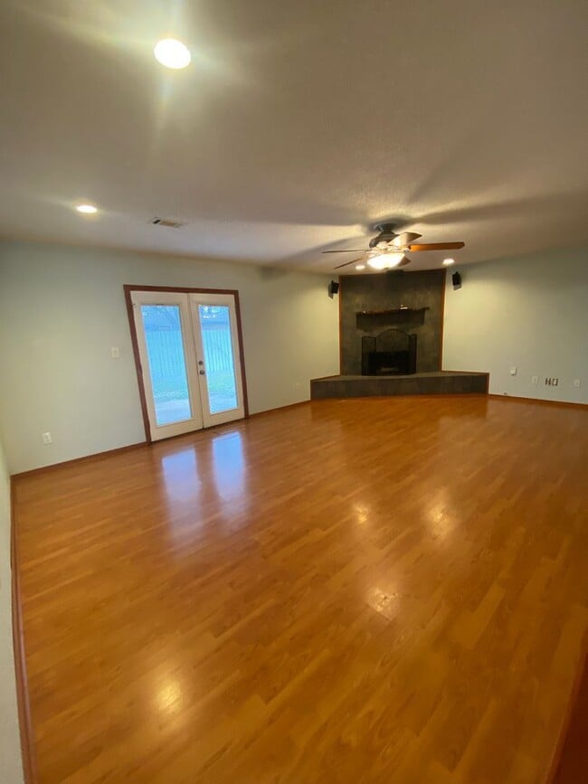 Photo - 3 bed 2 bath 2 car garage house, freshly repainted