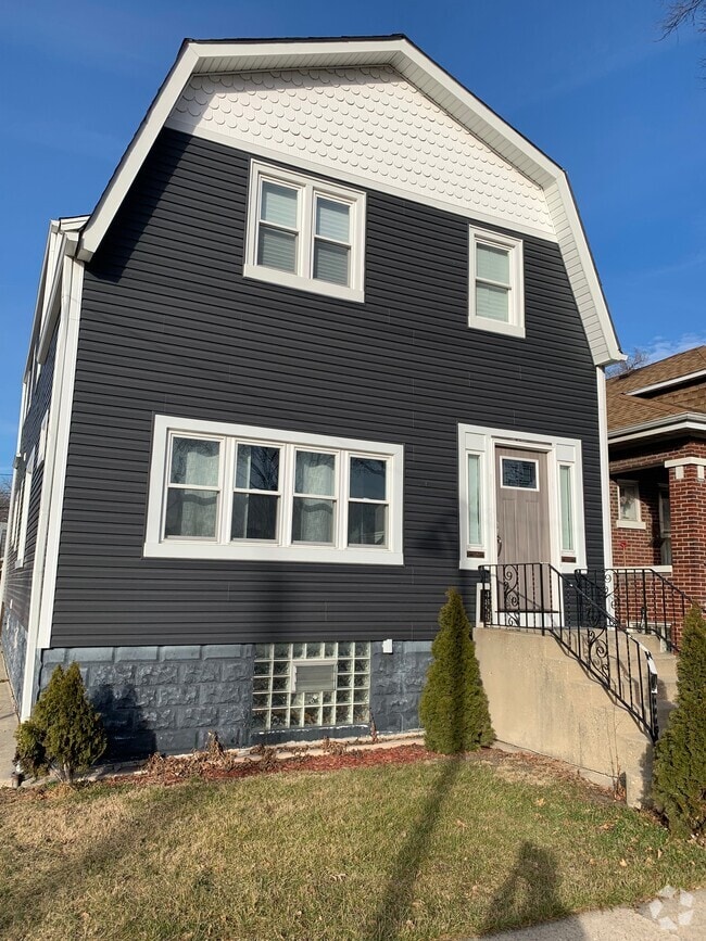 Building Photo - 4858 W Gunnison St Unit 1 Rental