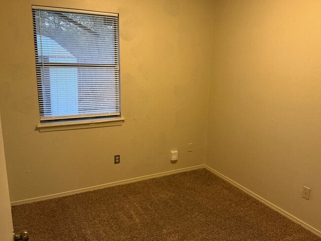 Photo - 2 bed, 1 bath with a 1 car garage duplex for rent in Moore near NW 27th and Shields.  New Paint a...