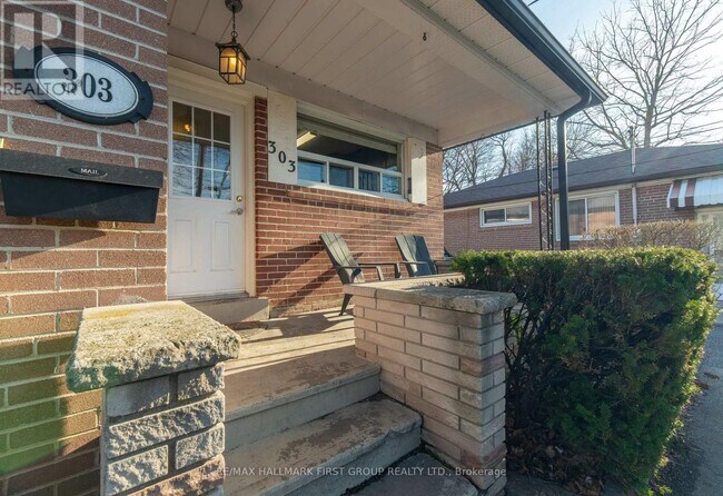 Photo - 303 Rossland Rd W