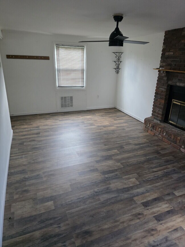 Photo - 549 Thompson Ave