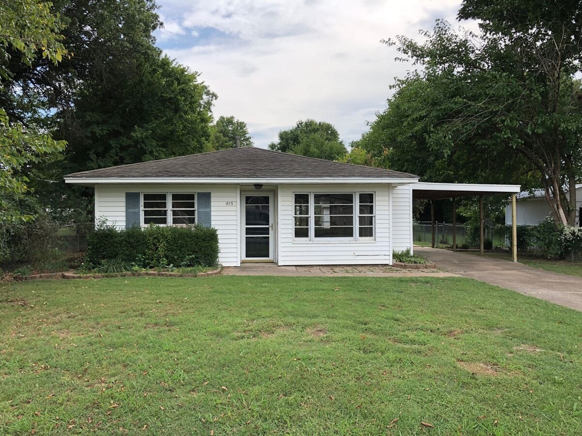 Newly Remodeled 2 Bed 1 1/2 Bath Home with Fenced Yard and Carport - Newly Remodeled 2 Bed 1 1/2 Bath Home with Fenced Yard and Carport