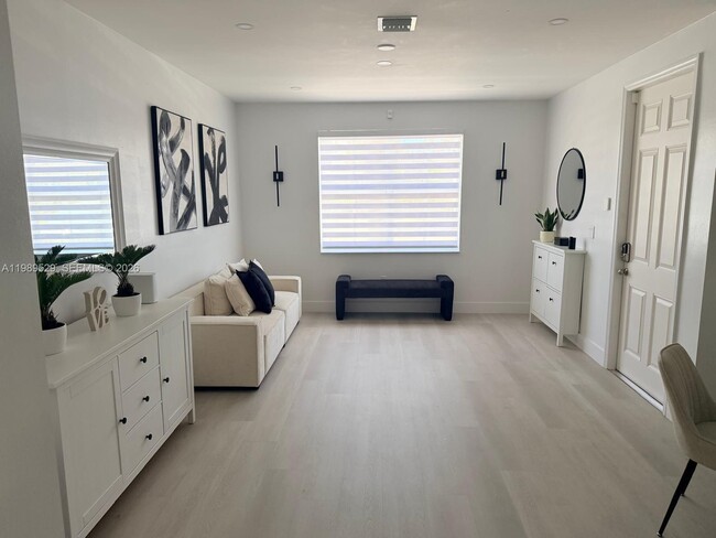 Photo - 1022 NE 42nd Terrace