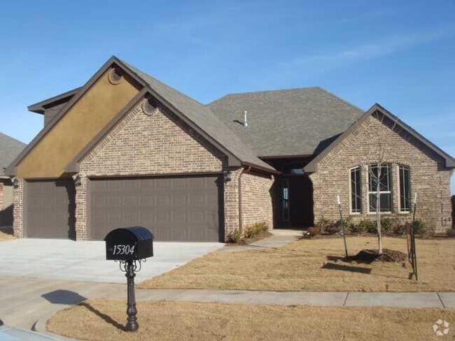 Building Photo - 4 Bedroom 2 Bath 3 Car Garage Home With Bo...