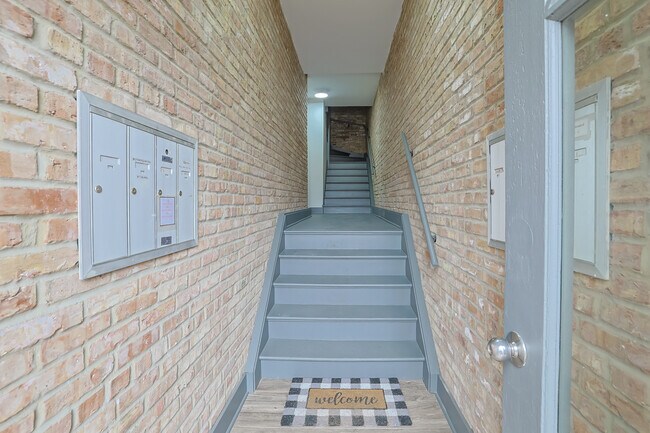 Photo - 4413 W Montrose Ave Unit 3