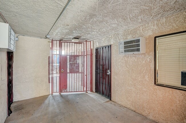 Stewart Arms - Apartments For Rent Las Vegas - Newly Renovated