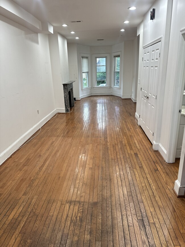 Main Floor with Bay Windows - 717 S St NW