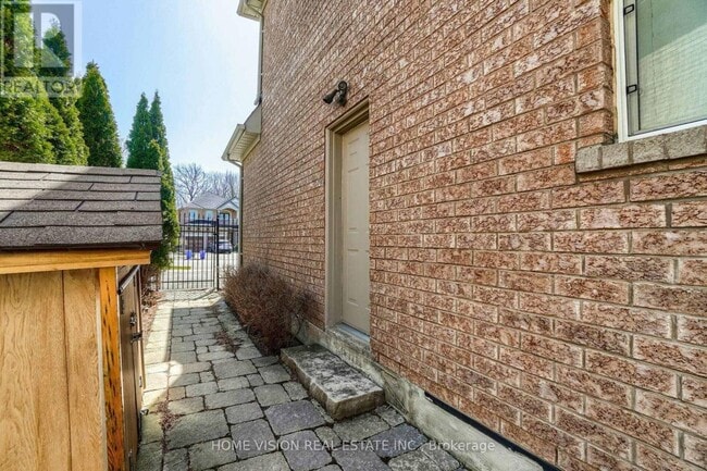Photo - 24 Sandbanks Dr