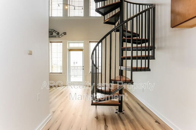 Photo - 265 18th St NW