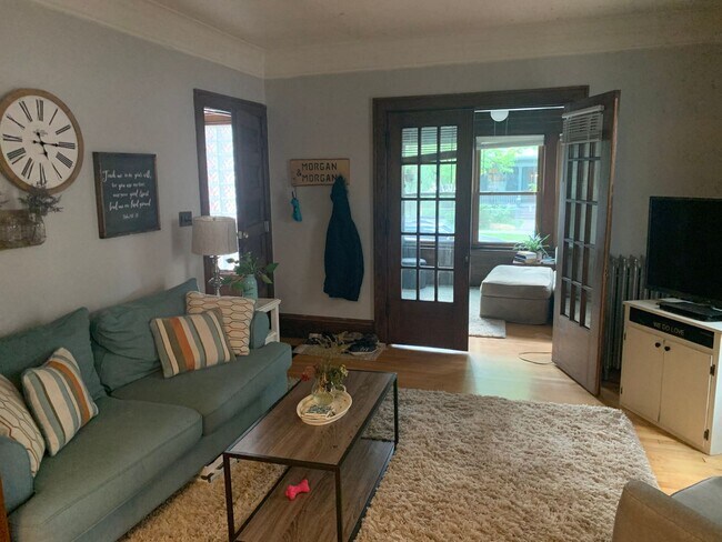 Photo - Lovely 2Br / 1Ba South Uptown Condo w/ Har... Unit 2