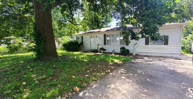 Building Photo - 3 Bedroom Home $1095! 2 Living Areas! Sout...
