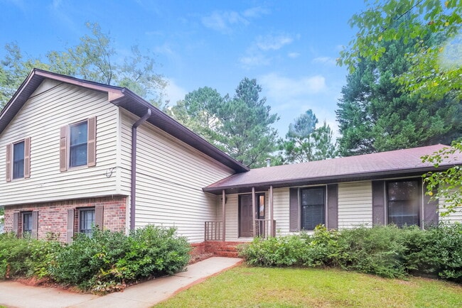 Photo - 564 Clubhouse Dr SE