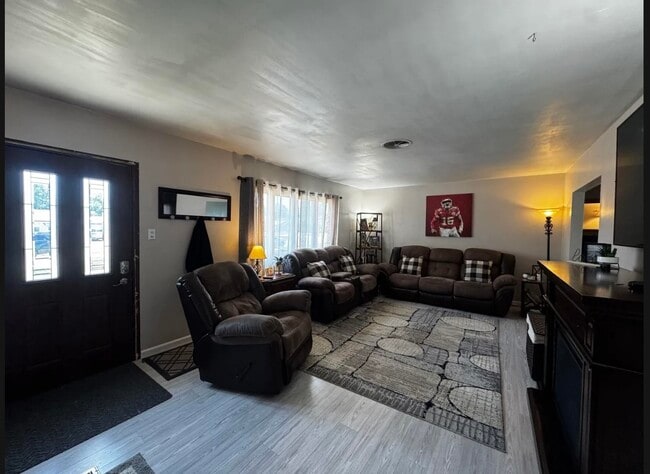 Photo - 812 W 4th St