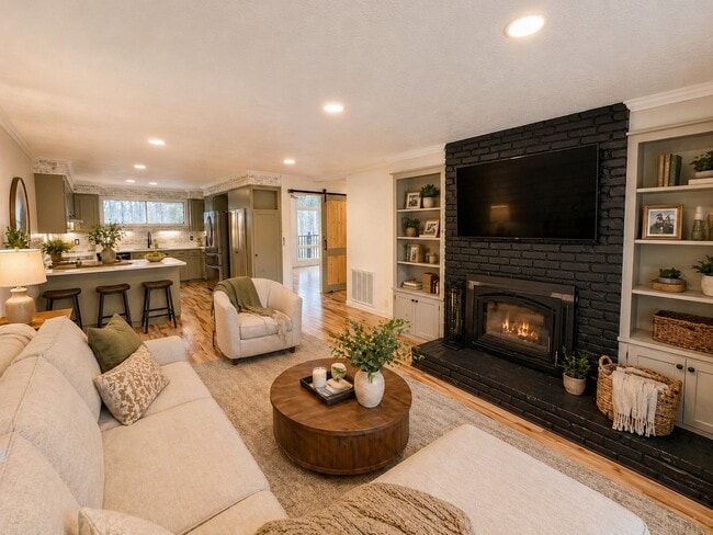 Photo - 323 Forrest Glen Rd