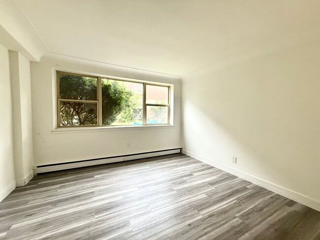 Photo - 169 Park Row S