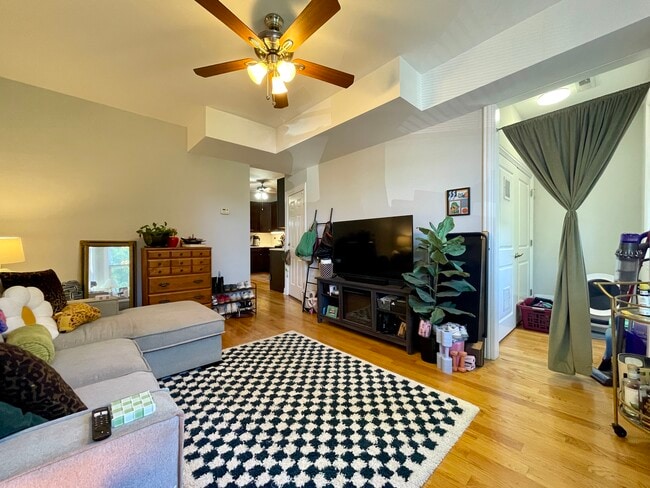 Building Photo - 3611 W Wolfram St Unit 2