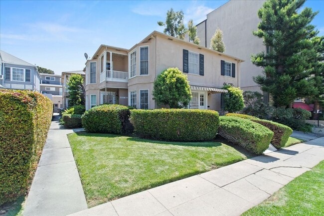 Photo - Remodeled 2-Bedroom Apartment Near UCLA wi... Unidad 416 1/2