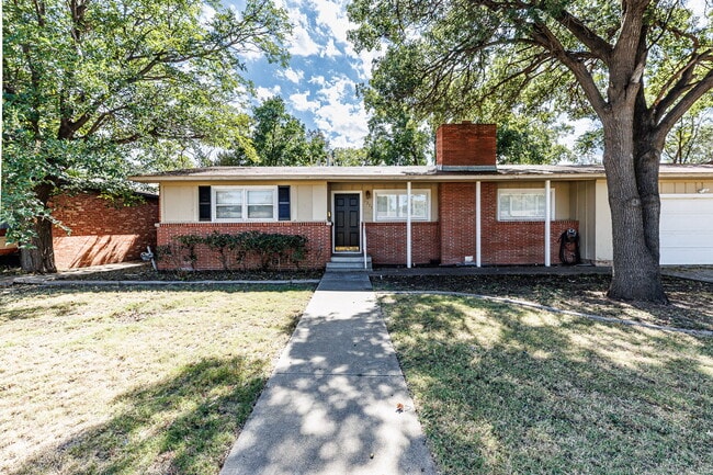 Building Photo - Cute House Convenient to Campus, Shopping,...