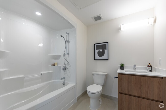 2BR, 2BA - 1060SF - Bathroom