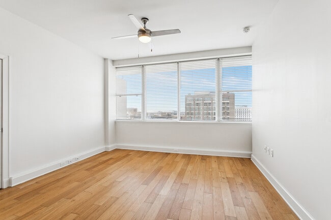 1BR, 1BA 790SF - Living Room - 925 Common