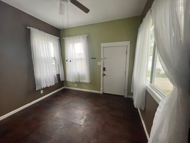 Photo - 807 1st St SW