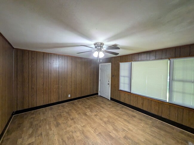 Photo - 1694 Douglas St
