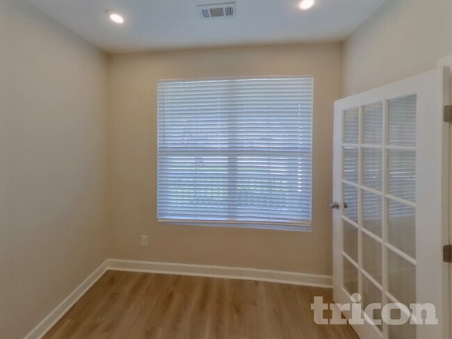 Photo - 323 Disley Way