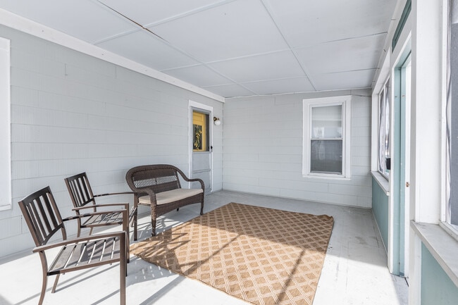 Building Photo - 146 Hanover St Unit Apt B downstairs