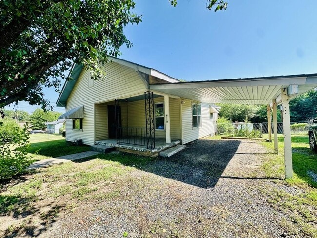 Building Photo - 1016 Sulphur Springs Rd