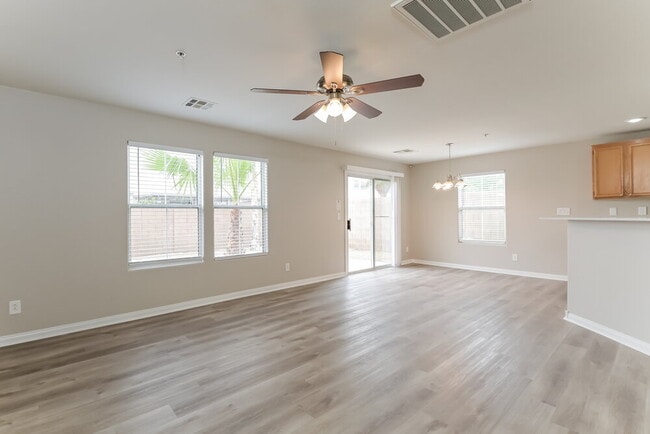 Photo - 660 Desert Passage St