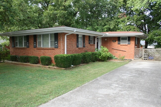 Building Photo - 417 Greenacres Dr NW
