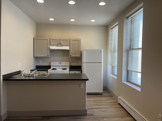 Building Photo - 476 S Jackson St Unit B