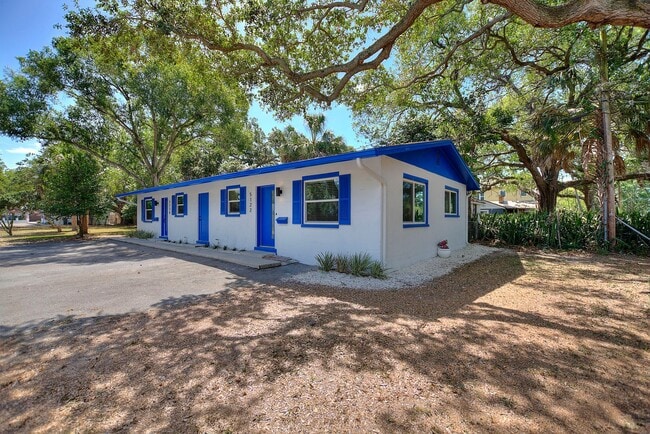 Building Photo - A Truly Charming Find! Discover this stunning 1-bedroom, 1-bath duplex in the highly sought-after...