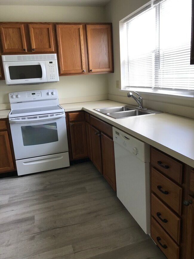 Photo - 1111 Cambridge Ct