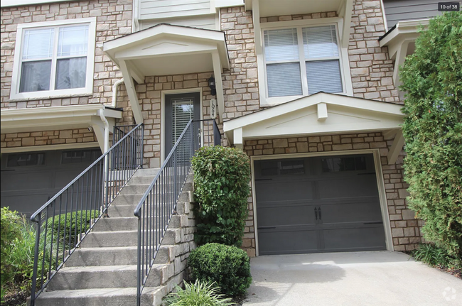 Building Photo - Spacious townhome, garage, 2 bed, 2 bath, ...