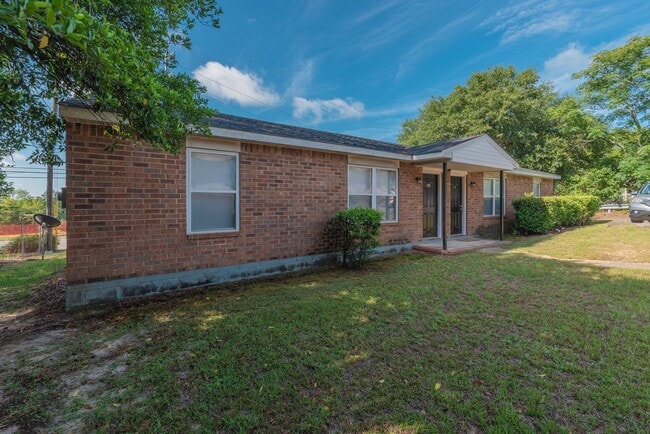 Photo - $950 - Updated 2 Bed/1 Bath Duplex With Stainless Steel Appliances!