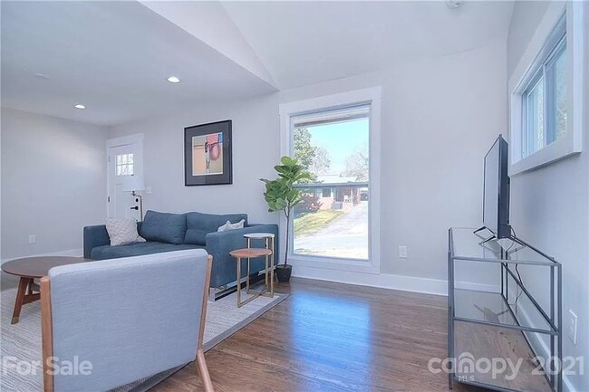 Photo - Remodeled 3 bed, 2 bath home in Plaza-Shamrock!