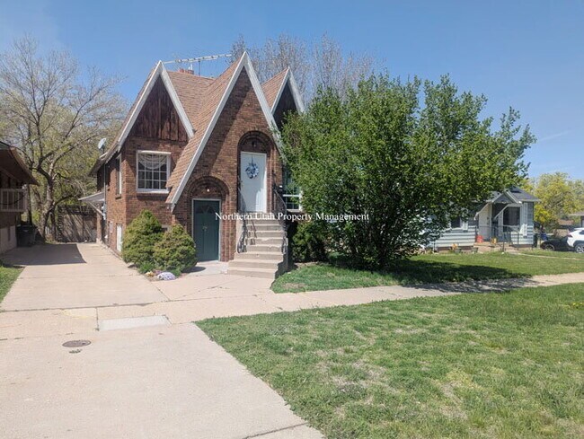 Building Photo - 2 Bed 1 Bath Unit Down