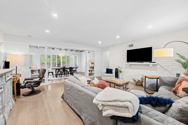 Photo - 162 Vassar Dr