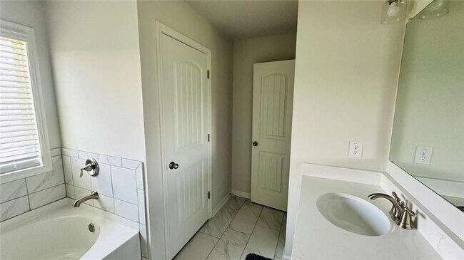 Photo - 5595 Loring St