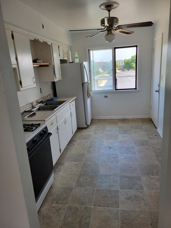 Building Photo - 2159 S 102nd St Unit 4