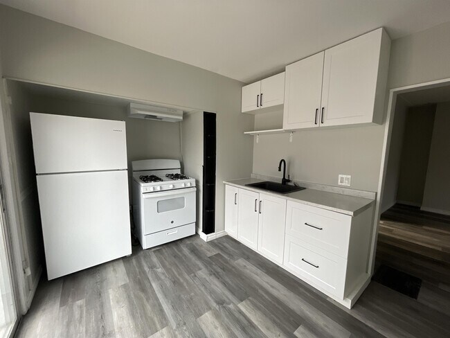 Photo - 133 Essex St Unit Upper