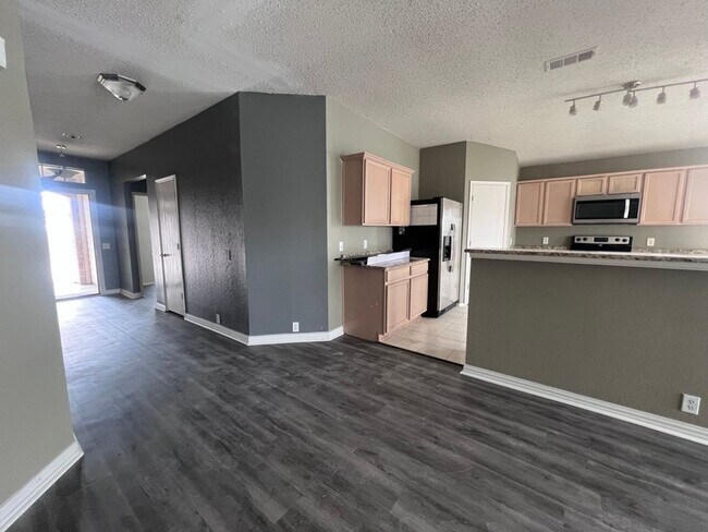 Photo - 3 Bedroom House READY TO GO!!