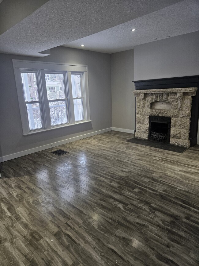 Photo - 2059 Elphinstone St