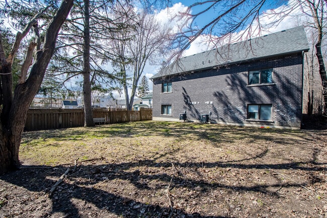 Photo - 805 B Dundas St W